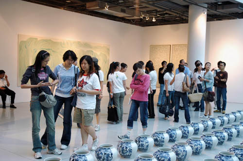 上海大学美术学院艺术管理班学生在当代艺术馆学习交流
